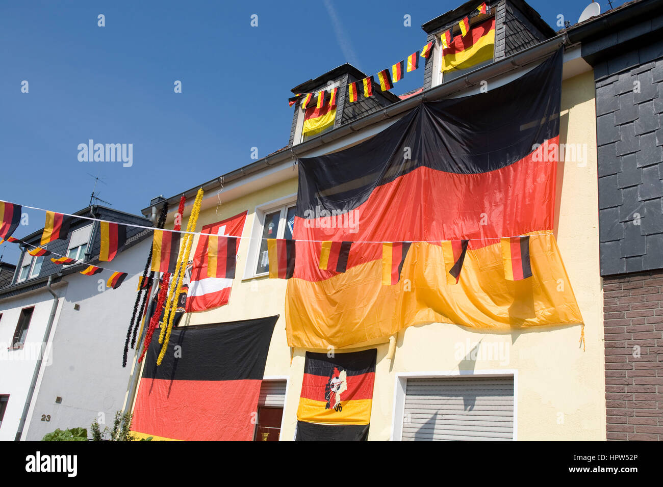 Europa, Deutschland, Ruhrgebiet, Essen, mit deutschen Flaggen dekoriert Haus während der UEFA Euro 2008 an der Autobahn A 40. Stockfoto