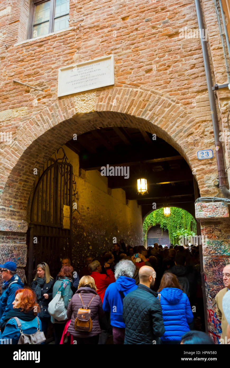 Menschen gehen zu Casa di Giulietta, das Haus der Julia, Verona, Veneto, Italien Stockfoto