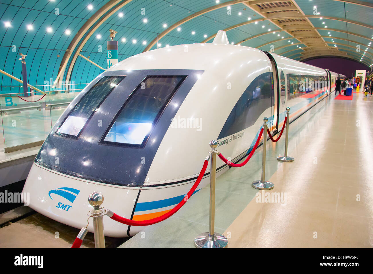 SHANGHAI, CHINA - 26. Dezember 2016: Shanghai Maglev Zug - Transrapid Shanghai. Die Zeile ist die erste kommerziell betriebene Hochgeschwindigkeits-Magnetschwebebahn Stockfoto