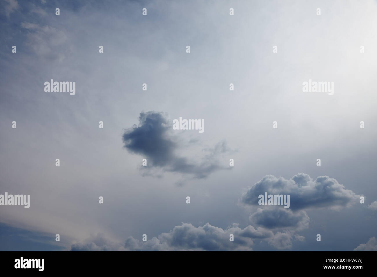 Grauen Himmel mit einigen kleinen dunklen Wolken Stockfoto