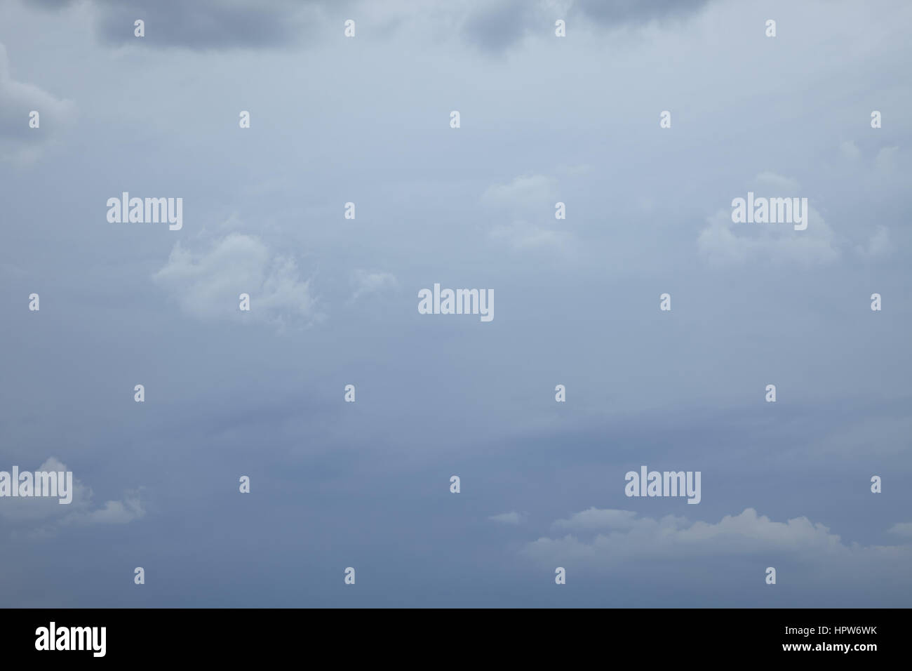 Graue blauer Himmel mit einigen Wölkchen Stockfoto