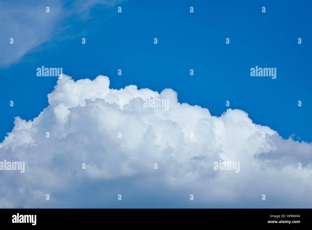 Flauschige weiße Wolkendecke am blauen Himmel Stockfoto