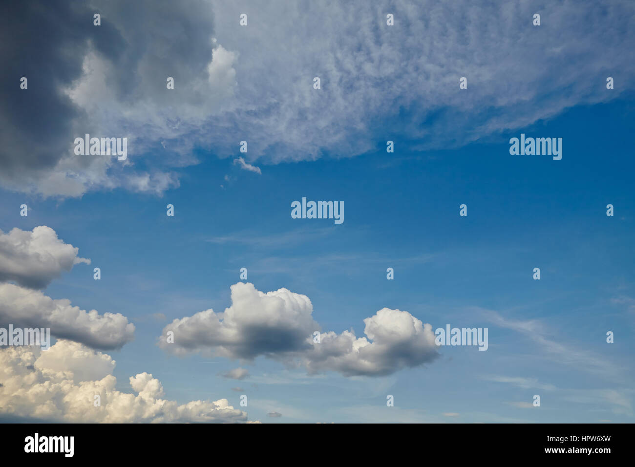 Bewölkten blauen Himmel mit einigen verschiedenen Wolken Stockfoto