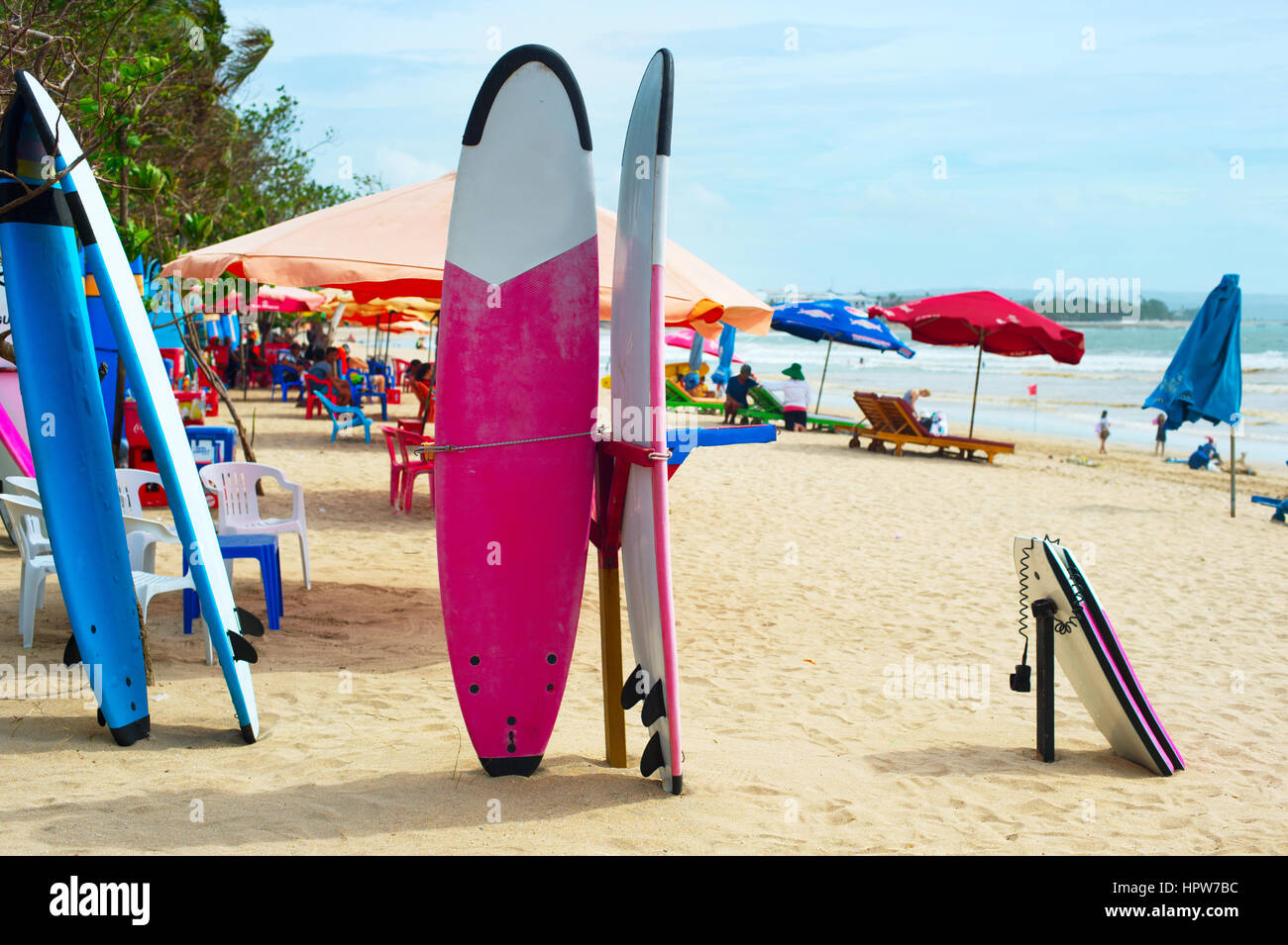 Surfbretter und Funboard am Strand von Kuta, Insel Bali, Indonesien Stockfoto