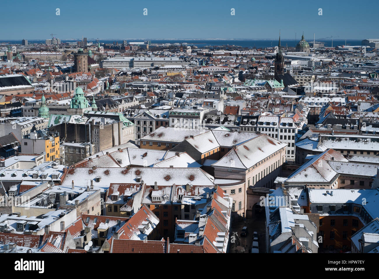 Copenhagen Winter Stadtbild nach Schnee entnommen Rathaus Blick Osten Richtung Rundturm, Rundetaarn, Nikolaj Kunsthal und Københavns Byret Stockfoto