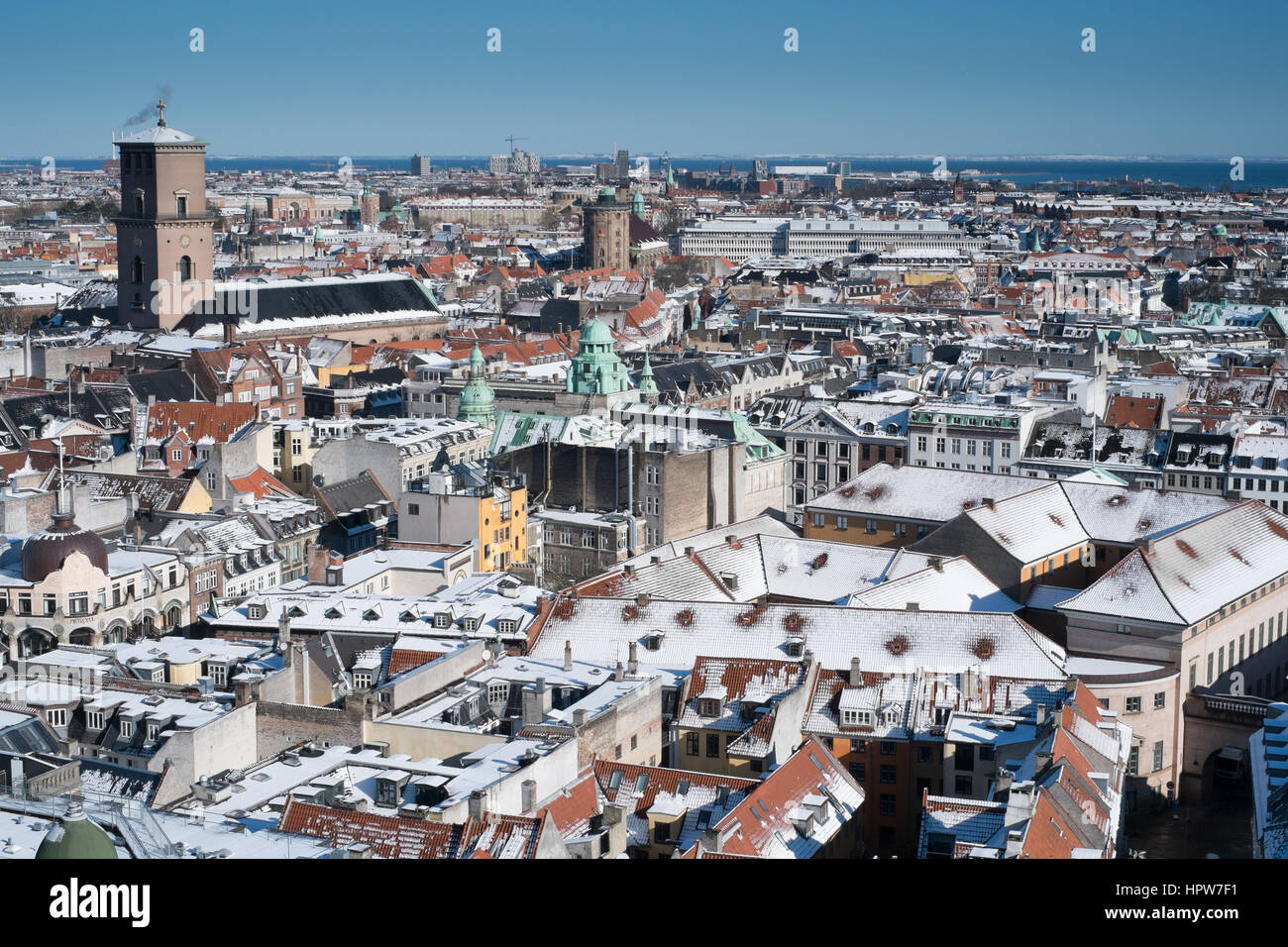 Copenhagen Winter Stadtbild nach Schnee Rathaus-Ansicht Nord-Ost in Richtung Kopenhagen Kathedrale, Vor Frue Kirke und Rundturm, Rundetaarn entnommen. Stockfoto