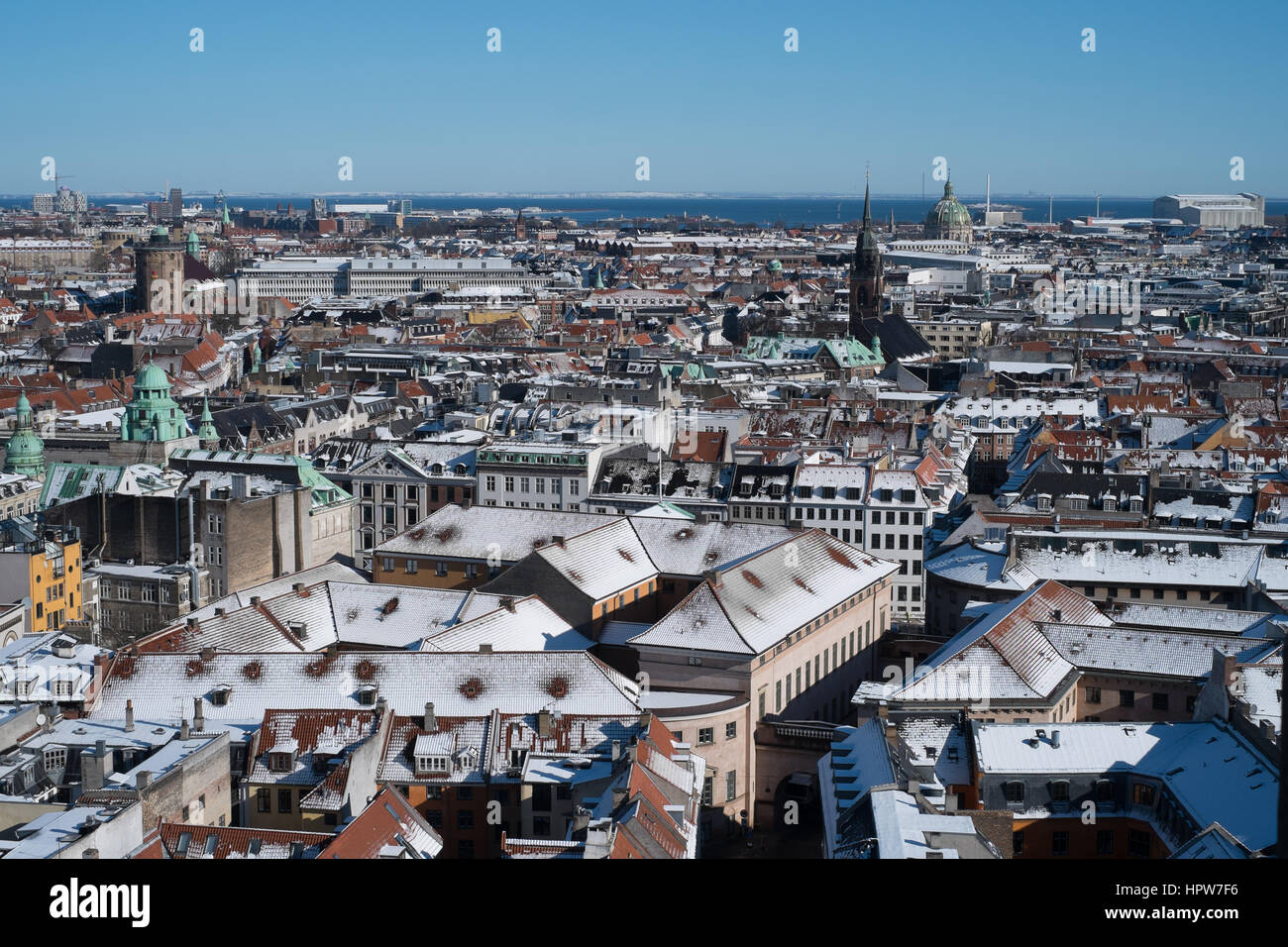 Copenhagen Winter Stadtbild nach Schnee entnommen Rathaus Blick Osten Richtung Rundturm, Rundetaarn, Nikolaj Kunsthal und Københavns Byret Stockfoto