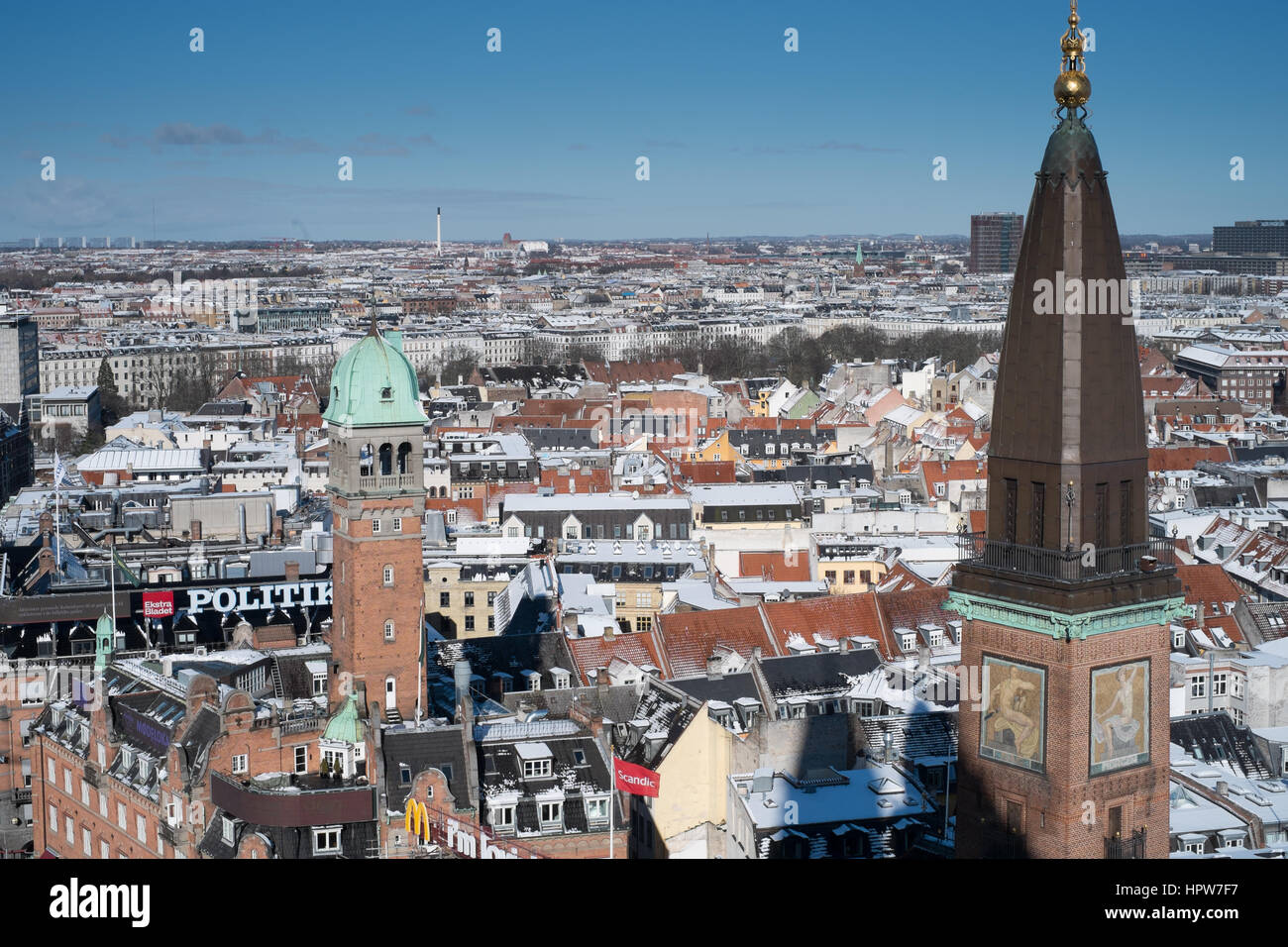 Copenhagen Winter Stadtbild nach Schnee Rathaus Turm Blick Richtung Norden auf Nørrebro entnommen.  Scandic Palace Hotel Turm im Vordergrund. Stockfoto