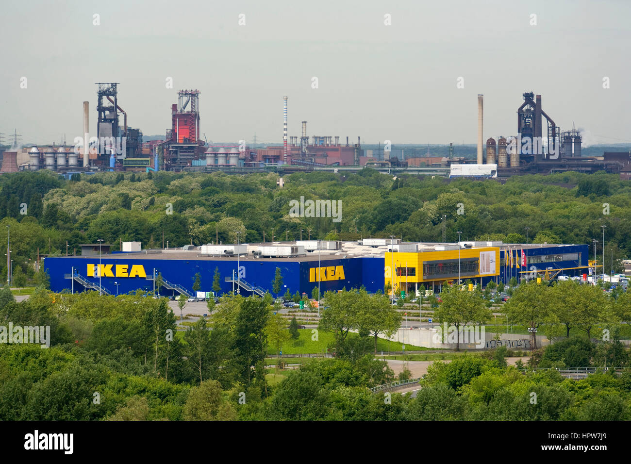 Deutschland, Duisburg, Haus-Center IKEA im Stadtteil Alt-Hamborn, im Hintergrund die Stahlwerke der Firma ThyssenKrupp Steel. Stockfoto