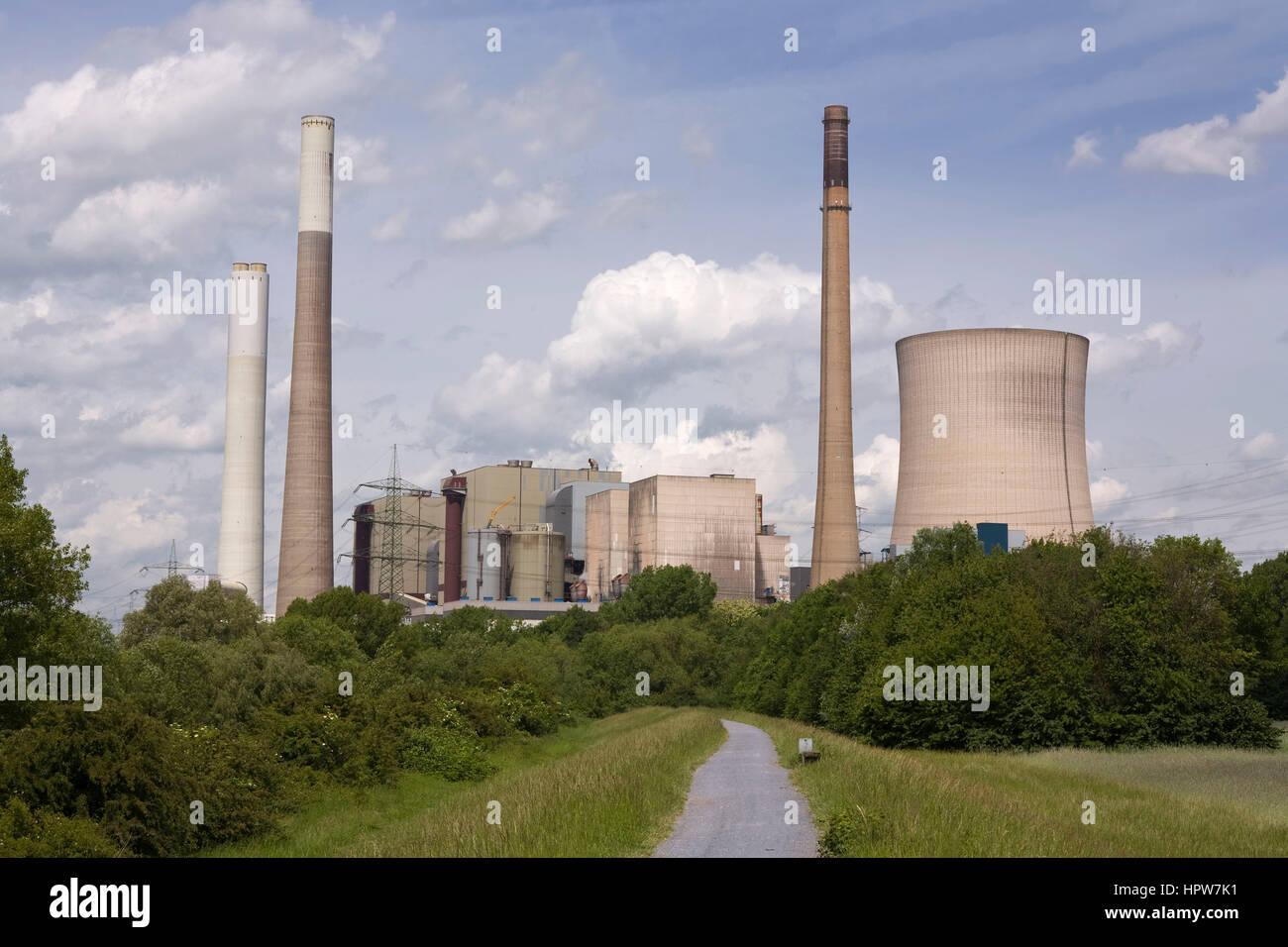 Europa, Deutschland, Nordrhein-Westfalen, Ruhrgebiet, Voerde, den Hintergrund der Steag-Kraftwerk Voerde. Stockfoto