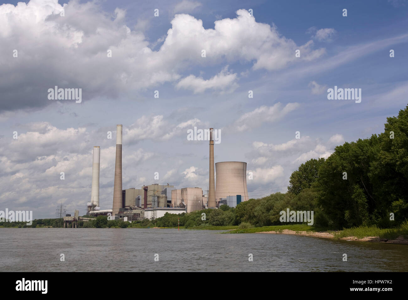 Europa, Deutschland, Nordrhein-Westfalen, Ruhrgebiet, Voerde, den Hintergrund der Steag-Kraftwerk Voerde, Rhein. Stockfoto