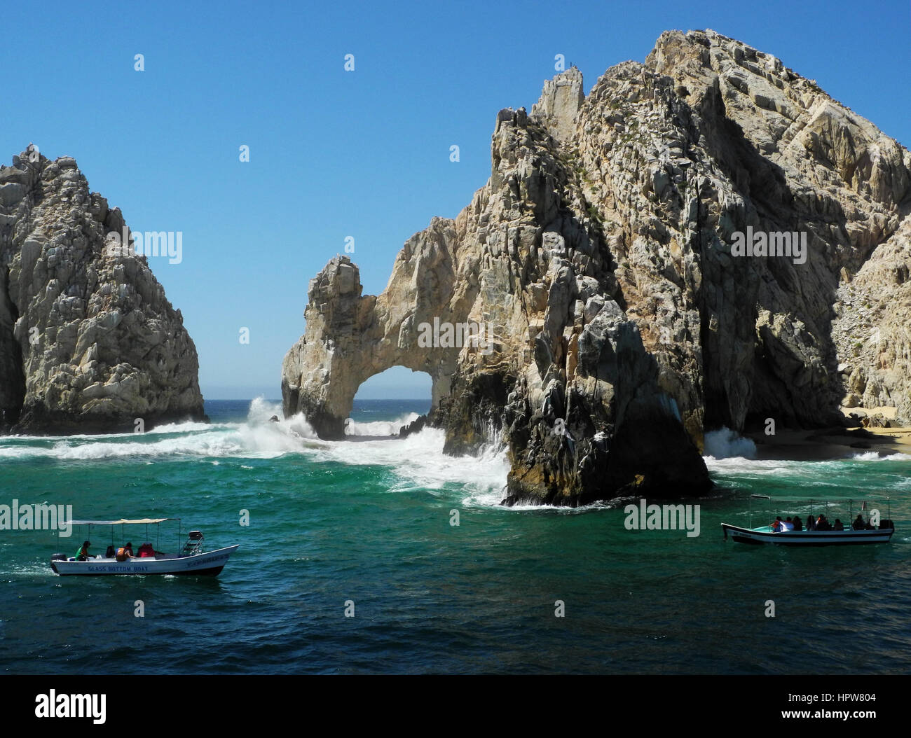 Zwei Ausflugsboote an der Felsformation als Lands End Bogen in Cabo San Lucas, Baja, Mexiko bekannt. Stockfoto Zwei Ausflugsboote an der Felsformation als Lands End Bogen in Cabo San Lucas, Baja, Mexiko bekannt. Stockfoto