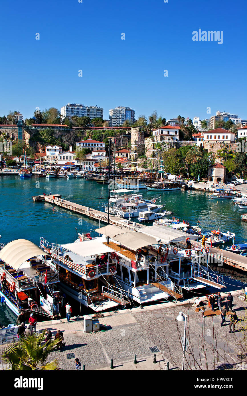 Angelboote/Fischerboote und Gulets in den malerischen Hafen von Kaleici, Antalya-Türkei Stockfoto