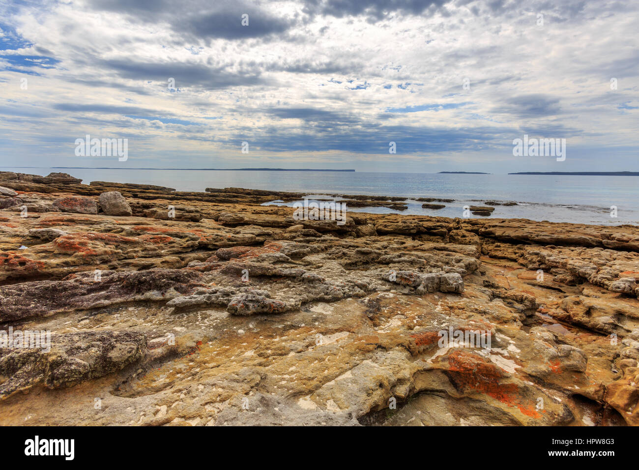 Felsen am Strand in Hyams Jervis Bay, Australien Stockfoto