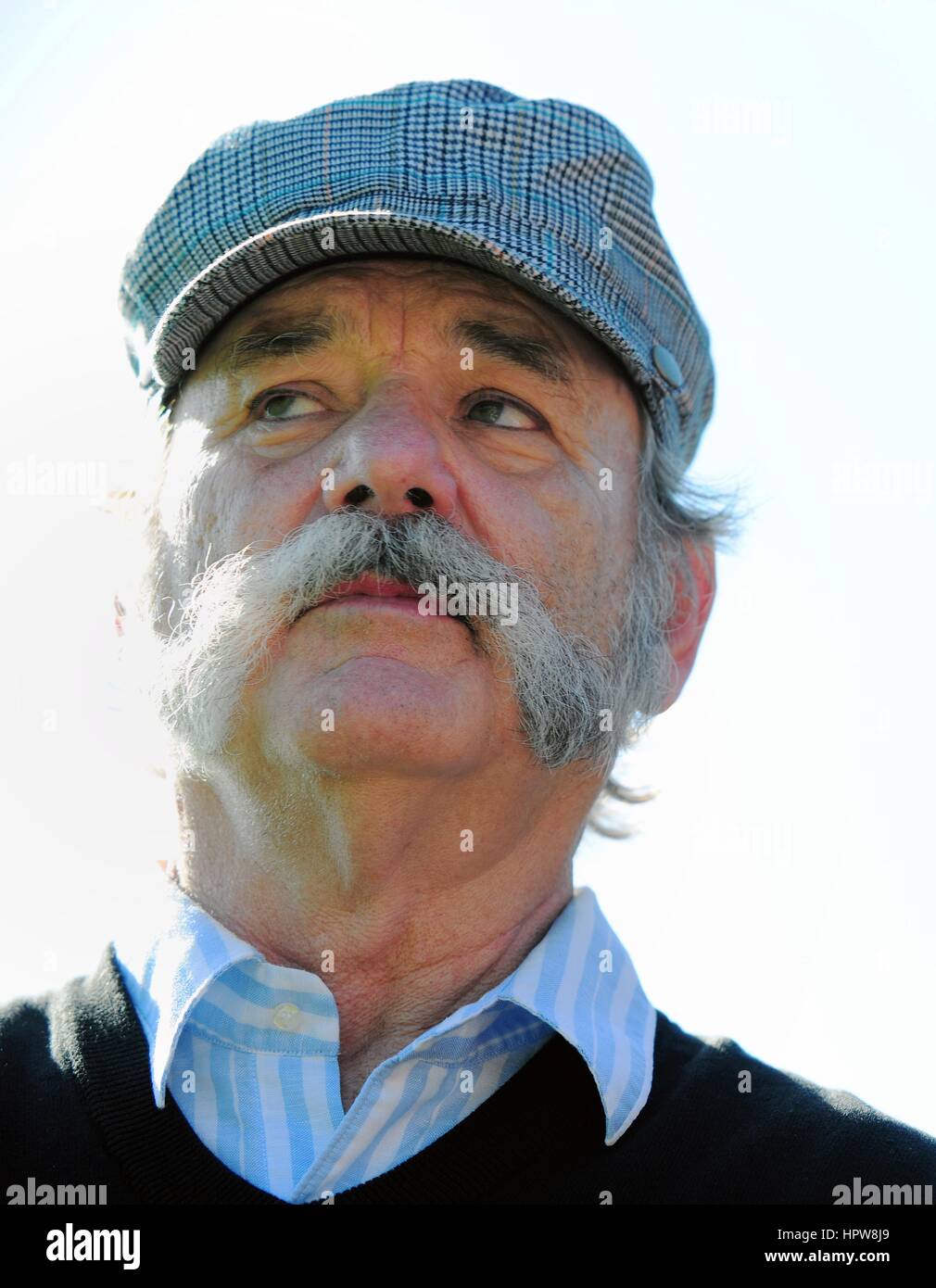 Schauspieler und Komiker Bill Murray sporting eine Tweed Mütze und Mutton Chops Schnurrbart während der AT&T Pebble Beach National pro-am-Golf-Turnier 6. Februar 2013 in Monterey, Kalifornien. Stockfoto Schauspieler und Komiker Bill Murray sporting eine Tweed Mütze und Mutton Chops Schnurrbart während der AT&T Pebble Beach National pro-am-Golf-Turnier 6. Februar 2013 in Monterey, Kalifornien. Stockfoto