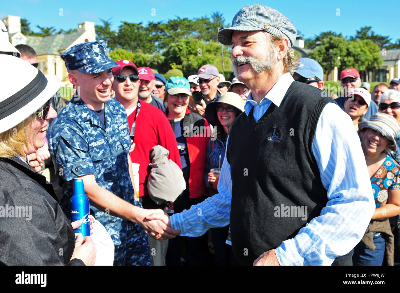 Schauspieler und Komiker Bill Murray sporting eine Tweed Mütze und Mutton Chops Schnurrbart begrüßt das Publikum während der AT&T Pebble Beach National pro-am-Golf-Turnier 6. Februar 2013 in Monterey, Kalifornien. Stockfoto Schauspieler und Komiker Bill Murray sporting eine Tweed Mütze und Mutton Chops Schnurrbart begrüßt das Publikum während der AT&T Pebble Beach National pro-am-Golf-Turnier 6. Februar 2013 in Monterey, Kalifornien. Stockfoto