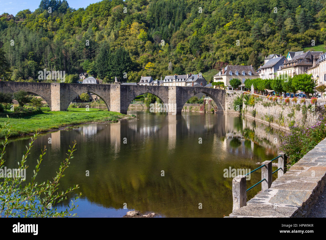 Estaing Fluss und Brücke, Frankreich Stockfoto