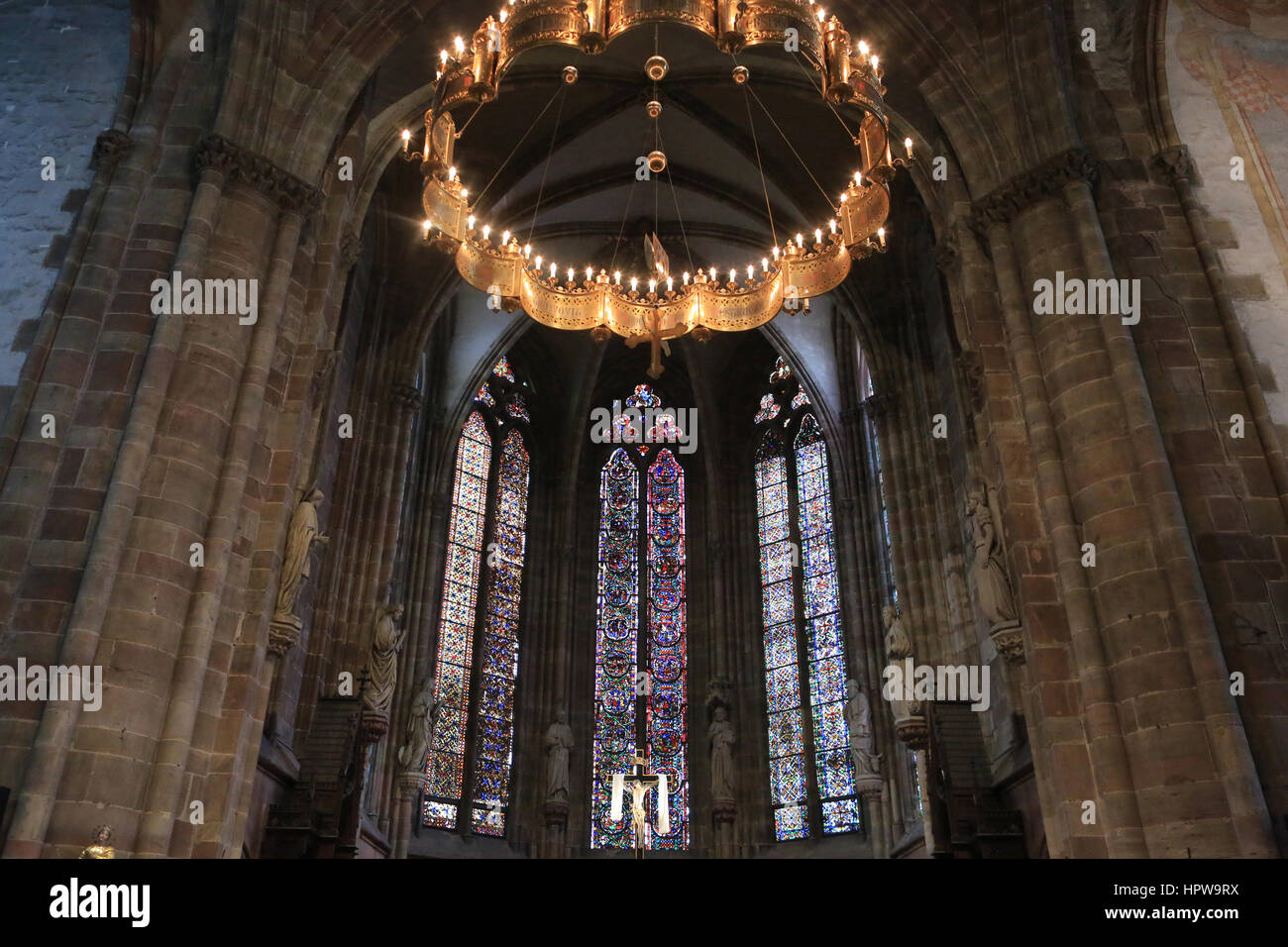 Glasmalerei und Kronleuchter des Kreuzes. Saint-Pierre-et-Saint-Paul-Abtei von Wissembourg. Kirche St. Peter und St. Paul. Wissembourg. Stockfoto