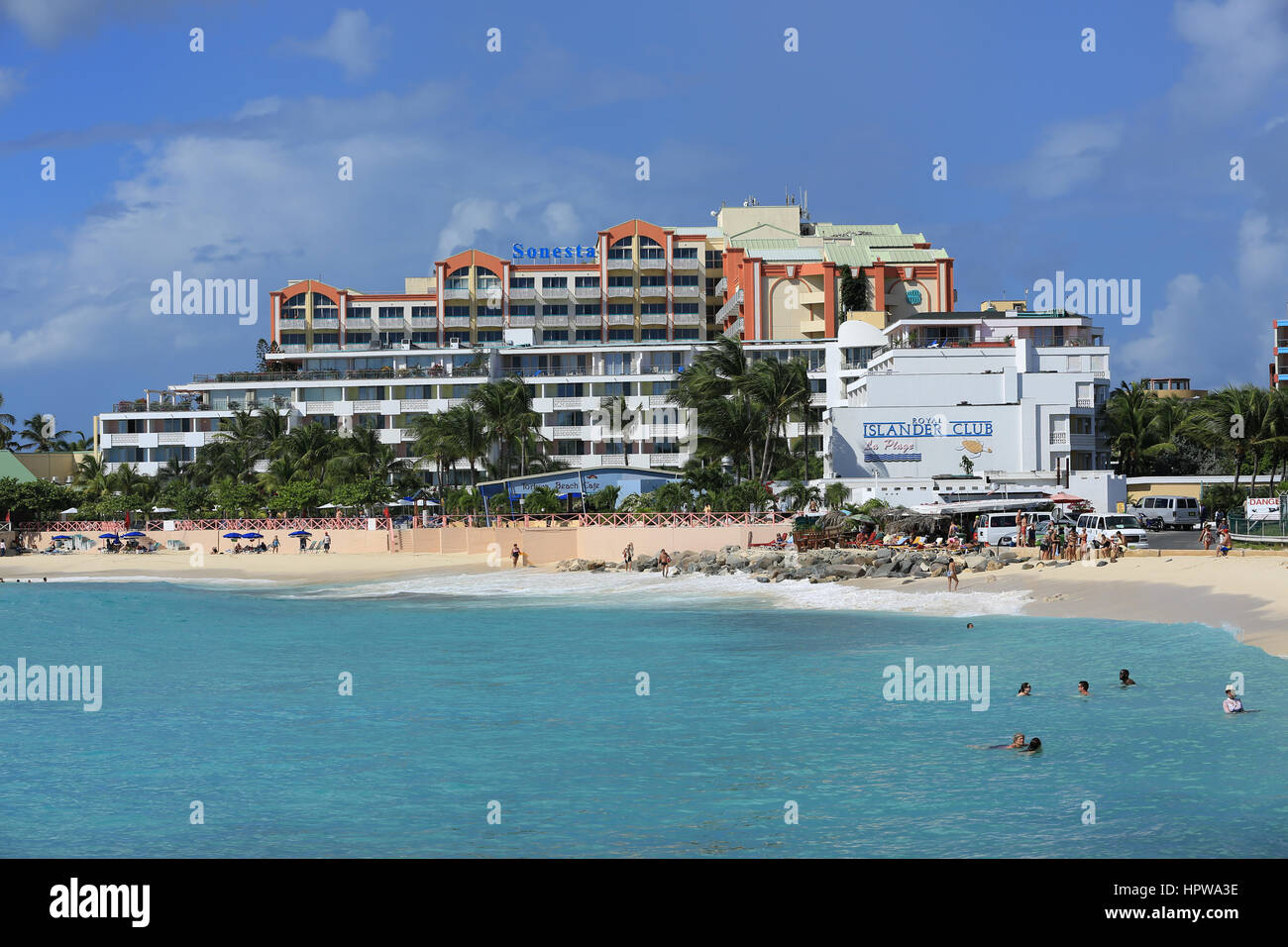 Ein Blick über Sunset Beach, Maho, St. Maarten, am Ende der Start-und Landebahn, Blick auf das Sonesta Hotel and Islander Club Stockfoto