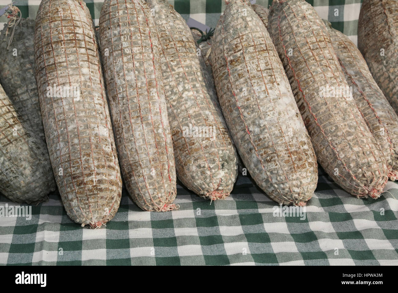im Alter von Salami hergestellt mit Schweinefleisch namens Sopressa in Italienisch, typische Fleisch der Provinz Vicenza im nördlichen Italien Stockfoto