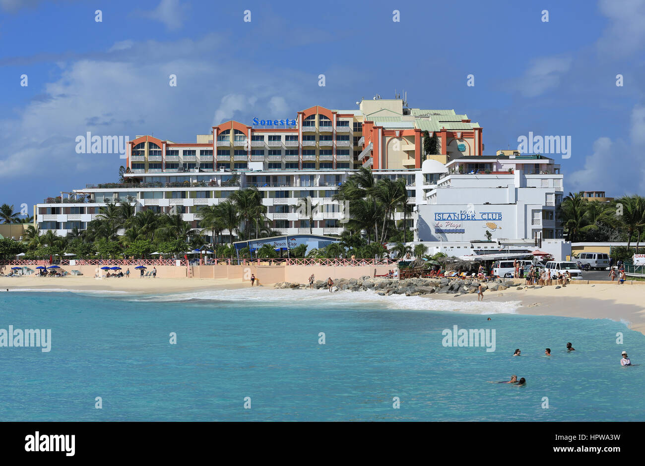 Ein Blick über Sunset Beach, Maho, St. Maarten, am Ende der Start-und Landebahn, Blick auf das Sonesta Hotel and Islander Club Stockfoto