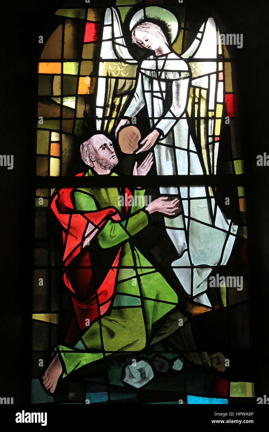 Glasmalerei im Jahr 1963 von Max Ingrand, in der südlichen Kapelle von der Kirche St. Ulrich von Altenstadt in Wissembourg gemacht. Stockfoto