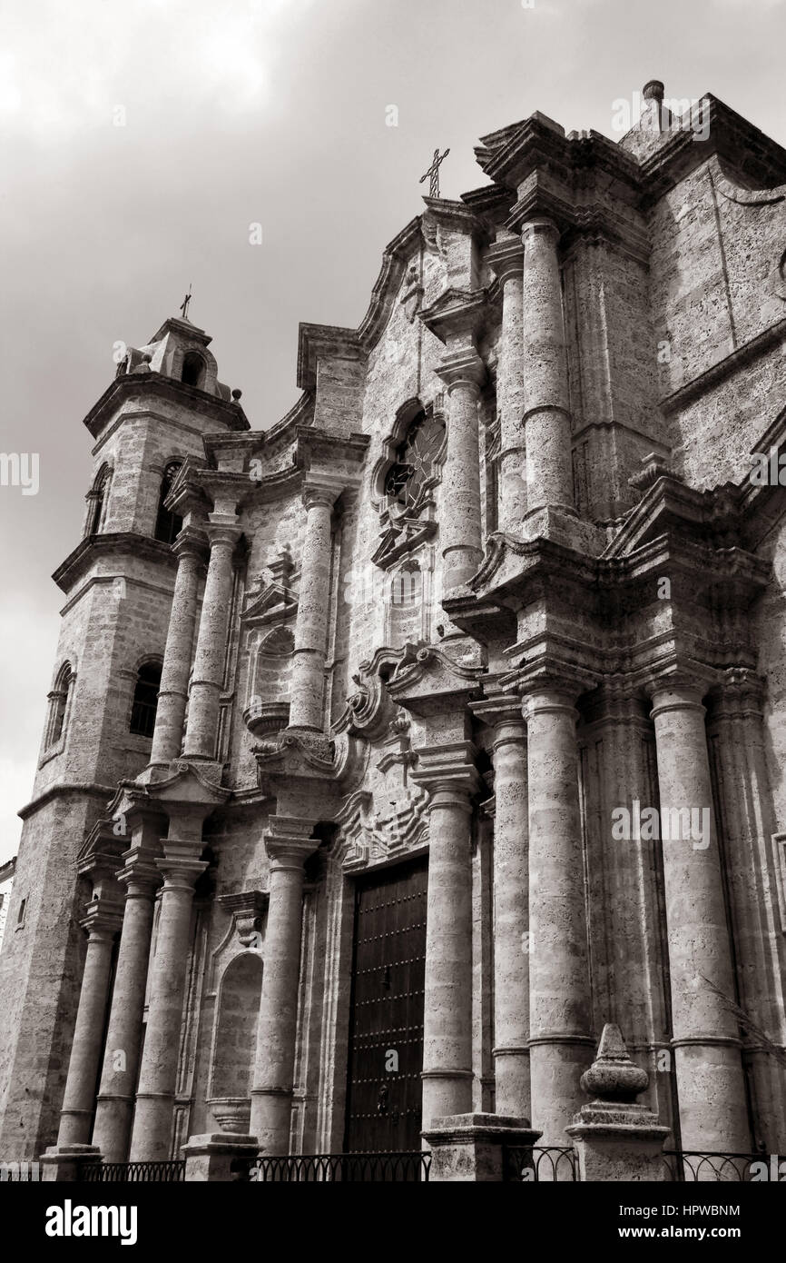 & Schwarz-weiß Bild der Kathedrale von Havanna von 1727 in einem der fünf wichtigsten Plätze in Alt-Havanna, Kuba. Stockfoto & Schwarz-weiß Bild der Kathedrale von Havanna von 1727 in einem der fünf wichtigsten Plätze in Alt-Havanna, Kuba. Stockfoto
