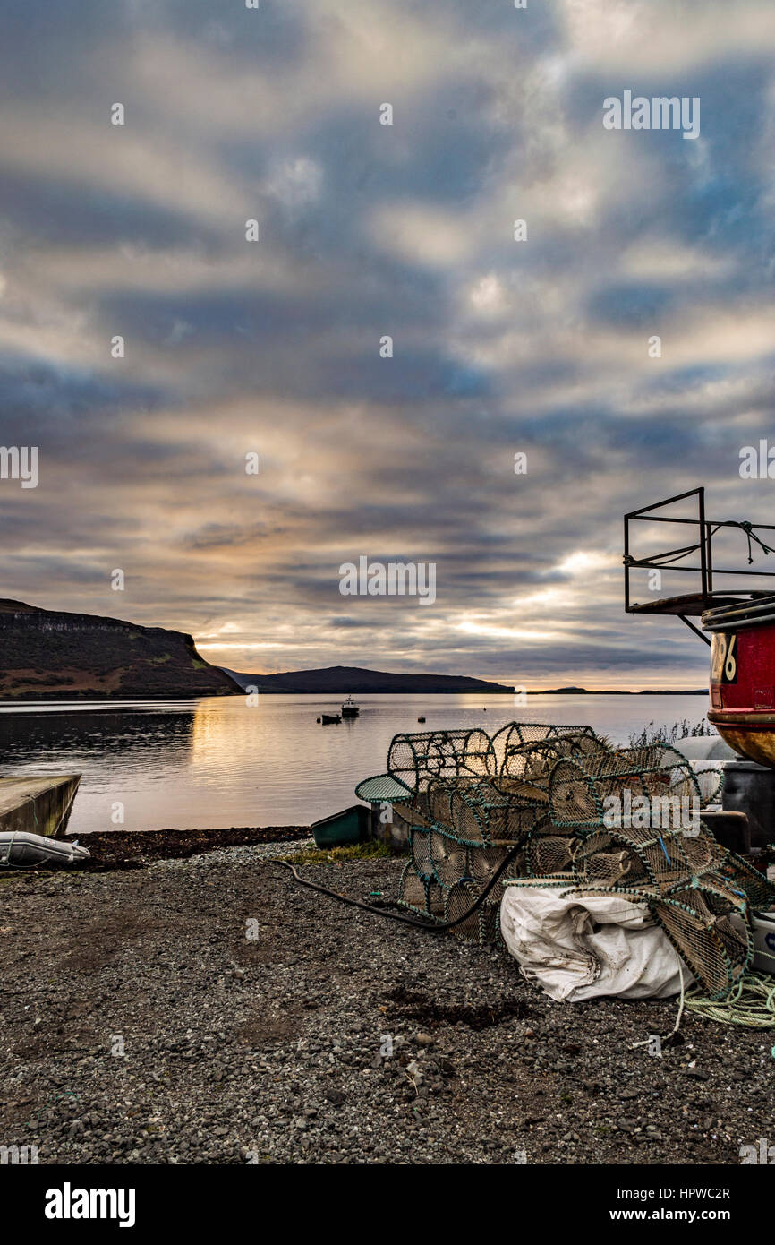 Blick west nordwestlich von Stein Slipway, Isle Of Skye, mit dem nahenden Oktober Sonnenuntergang von den Wolken reflektiert. Stockfoto