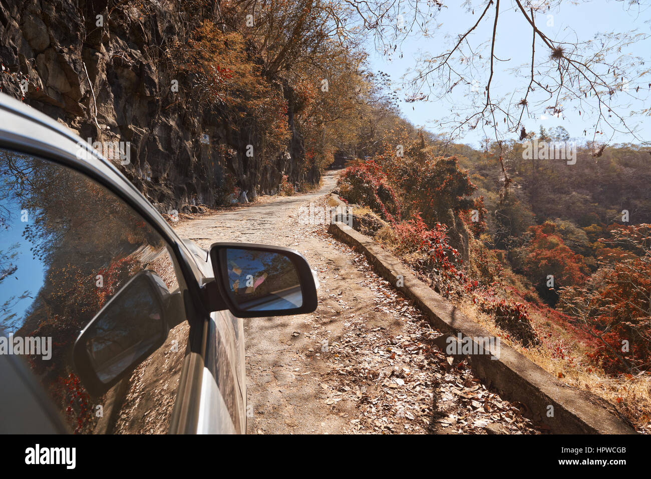 Auto im Canyon auf schlechten Straßen Zustand Herbst verschieben. Entdecken Sie Reiseziele, die Auto fahren Stockfoto