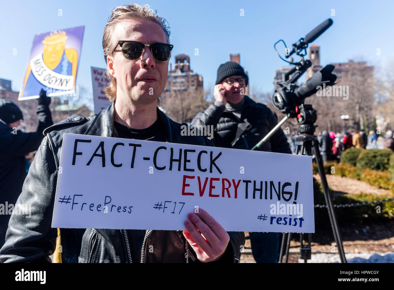 New York, USA 17. Februar 2017 - Aktivisten versammelten sich in Washington Square, in der Solidarität mit dem Generalstreik Trump Verwaltung und ihre Anti-demokratische Politik zu protestieren.  © Stacy Walsh Rosenstock/Alamy Live-Nachrichten Stockfoto