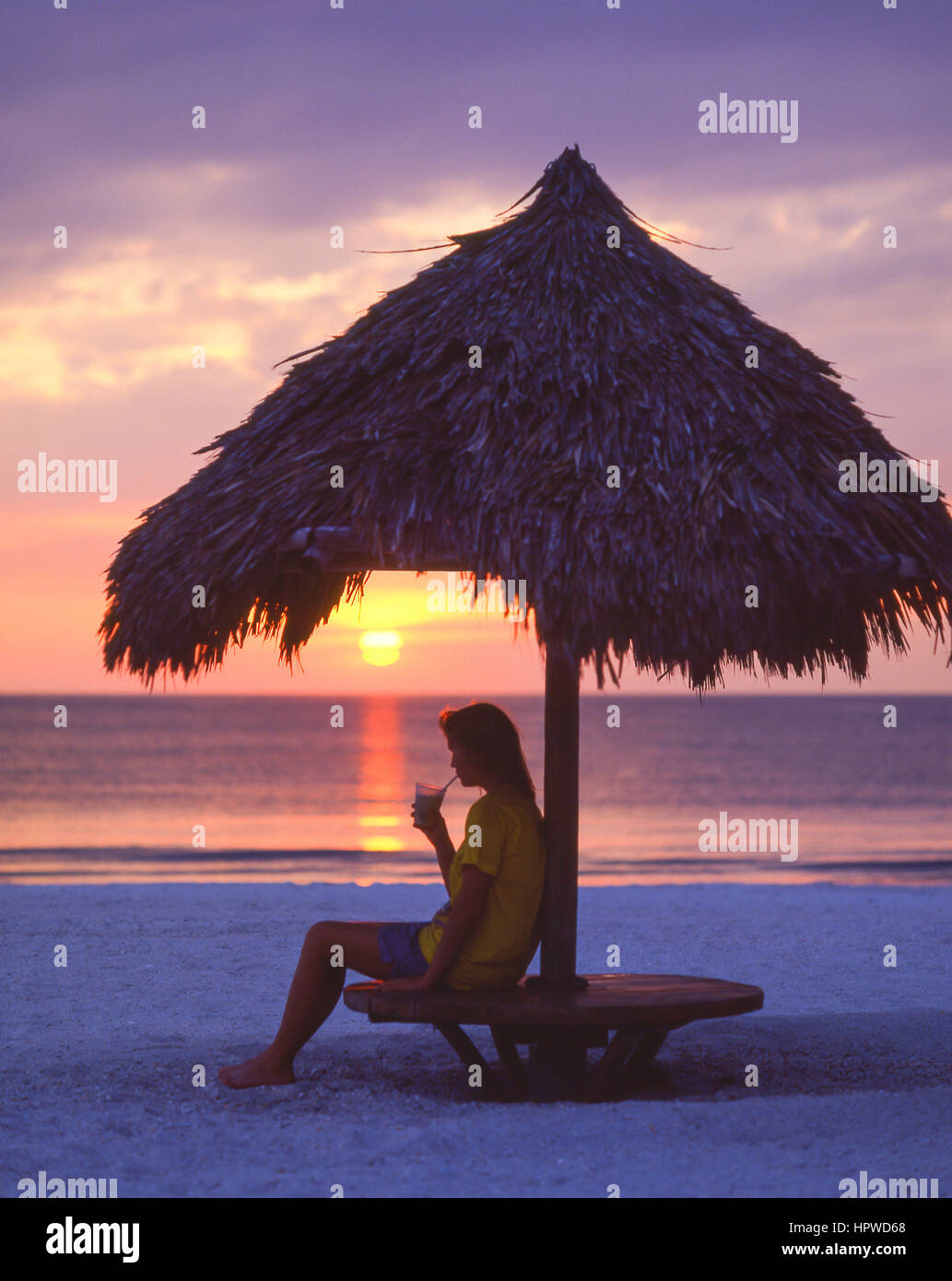 Junge Frau bei Sonnenuntergang, St. Petersburg Beach, Florida, Vereinigte Staaten von Amerika Stockfoto
