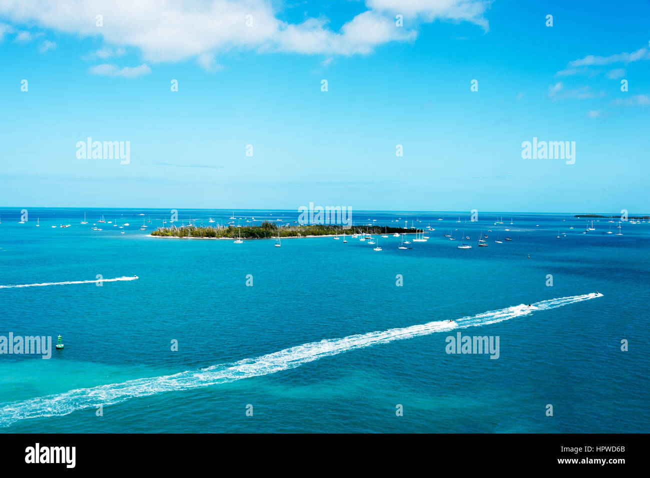 Isolierte Insel vor der Küste von Key West umgeben von blauen Meerwasser und Sportboote Stockfoto