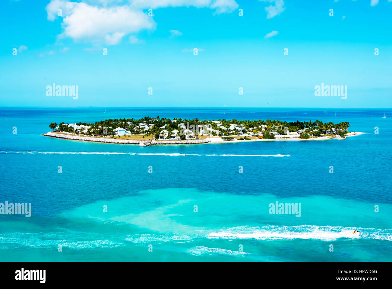 Isolierte Insel vor der Küste von Key West umgeben von blauen Meerwasser und Sportboote Stockfoto