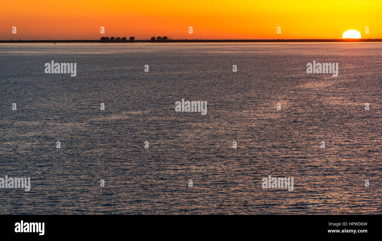 Bunte Tampa Bay Sonnenuntergang mit Sonnenuntergang auf halbem Weg unterhalb des Horizonts Stockfoto