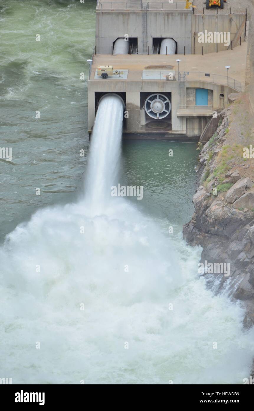 Wasserüberlauf release auf dam Stockfoto