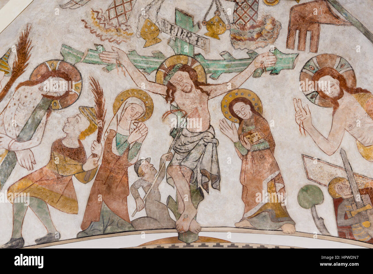 Die Kreuzigung Jesu am Karfreitag. Seine Mutter Maria und Johannes Stand an der Kreuzung mit der Überschrift INRI. Gotisches Fresko in Skibby Kirche, Den Stockfoto
