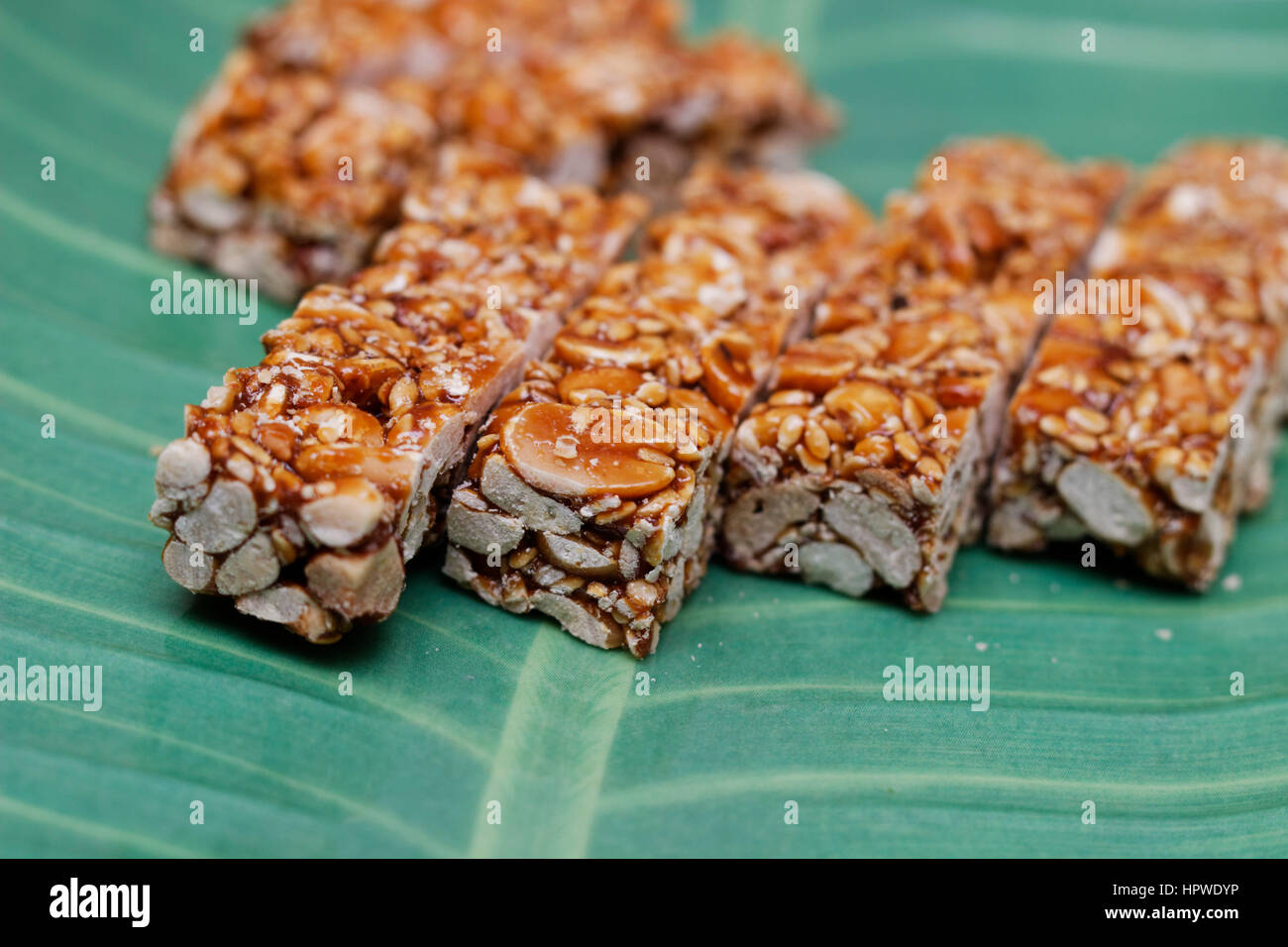 Zucker Peanut (Kacang Pipang), ein Snack aus gerösteten Erdnüssen, Sesam und karamellisierten Zucker hergestellt. Stockfoto