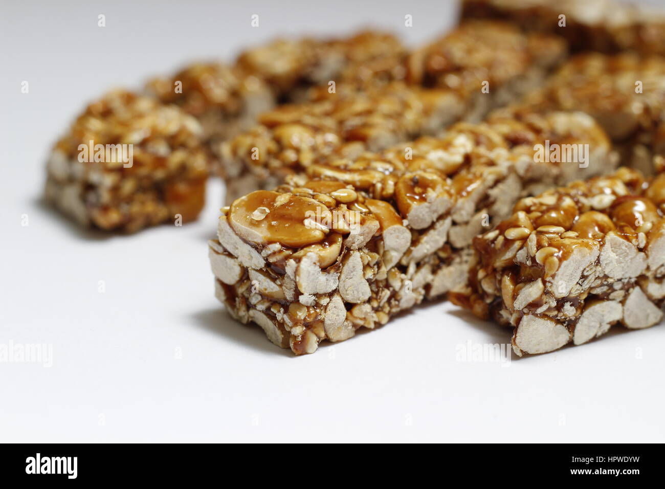 Zucker Peanut (Kacang Pipang), ein Snack aus gerösteten Erdnüssen, Sesam und karamellisierten Zucker hergestellt. Stockfoto