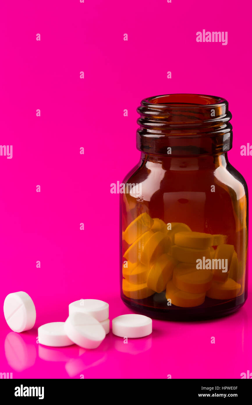 Pillen-Flasche und Medizin-Ampulle auf farbigem Hintergrund Stockfoto