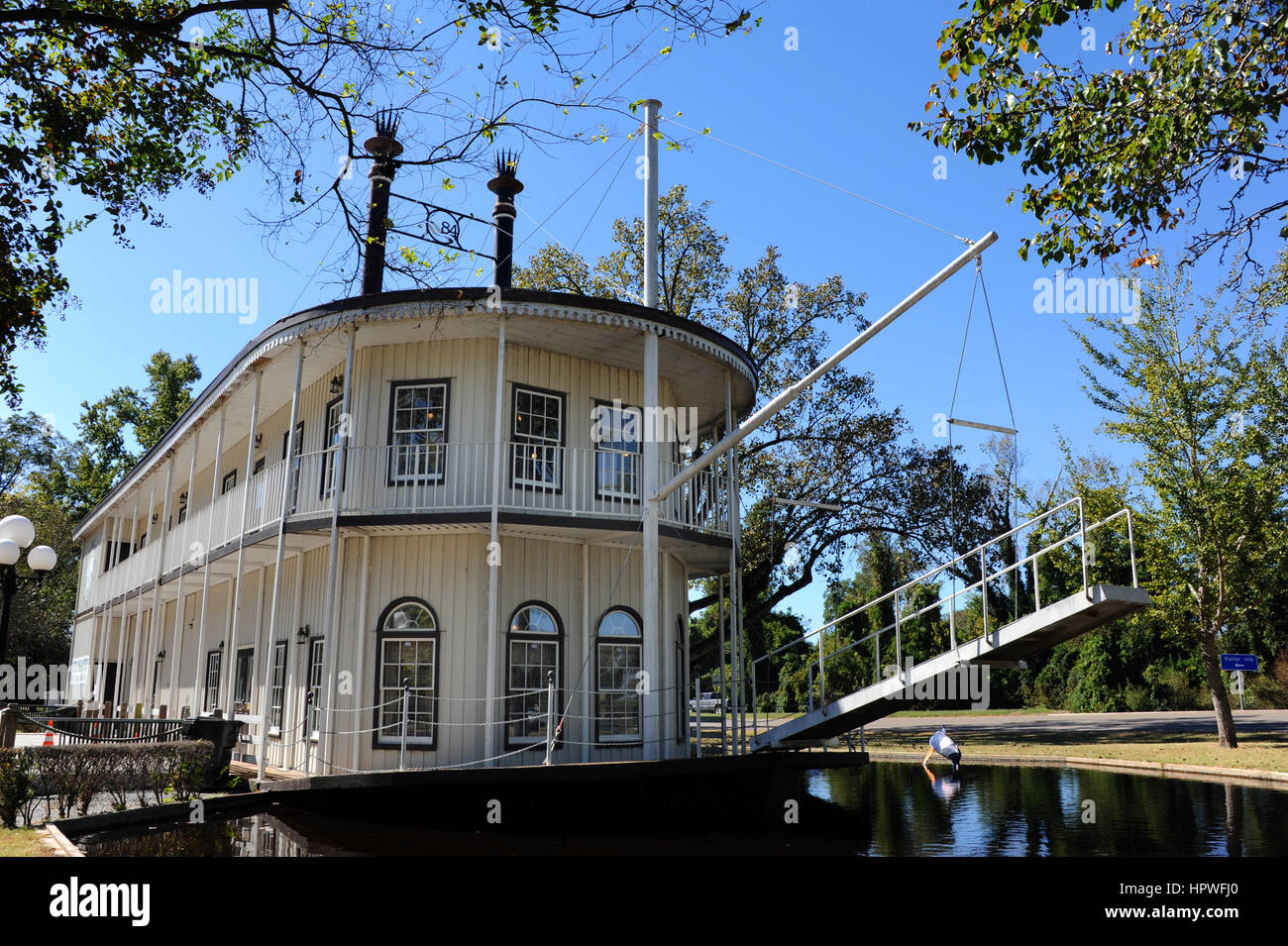 Doppeldecker, Paddelboot dient ein Besucherzentrum für Greenville, Mississippi.  Boot ist weiß mit schwarzer Polsterung und schwimmt auf dem Wasser. Stockfoto