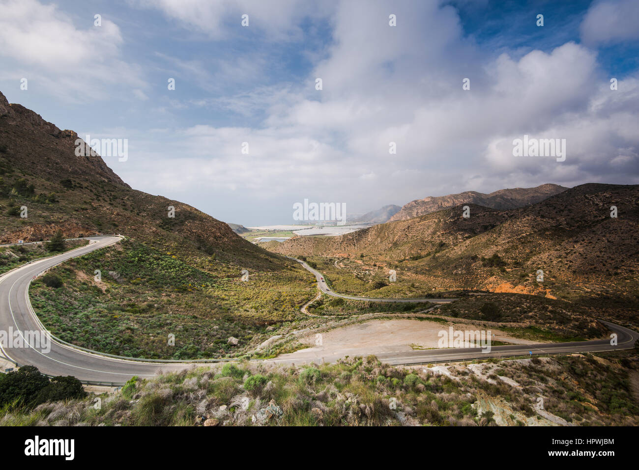 Leere Straße Serpertine in Spanisch Berge Luftbild Stockfoto