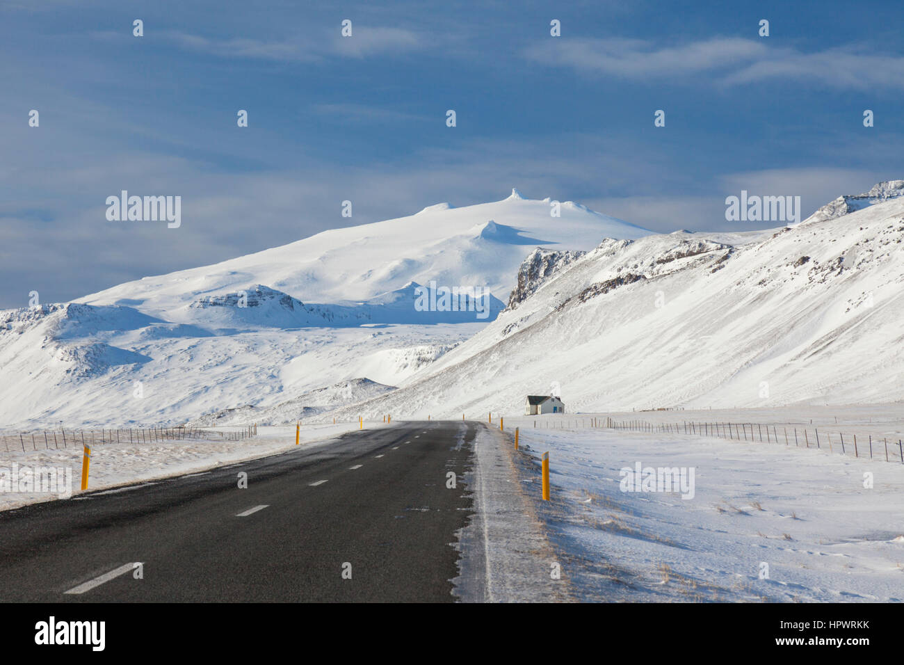 Einsames Haus Weg in öden Landschaft im Schnee im Winter auf der Halbinsel Snæfellsnes auf Island Stockfoto