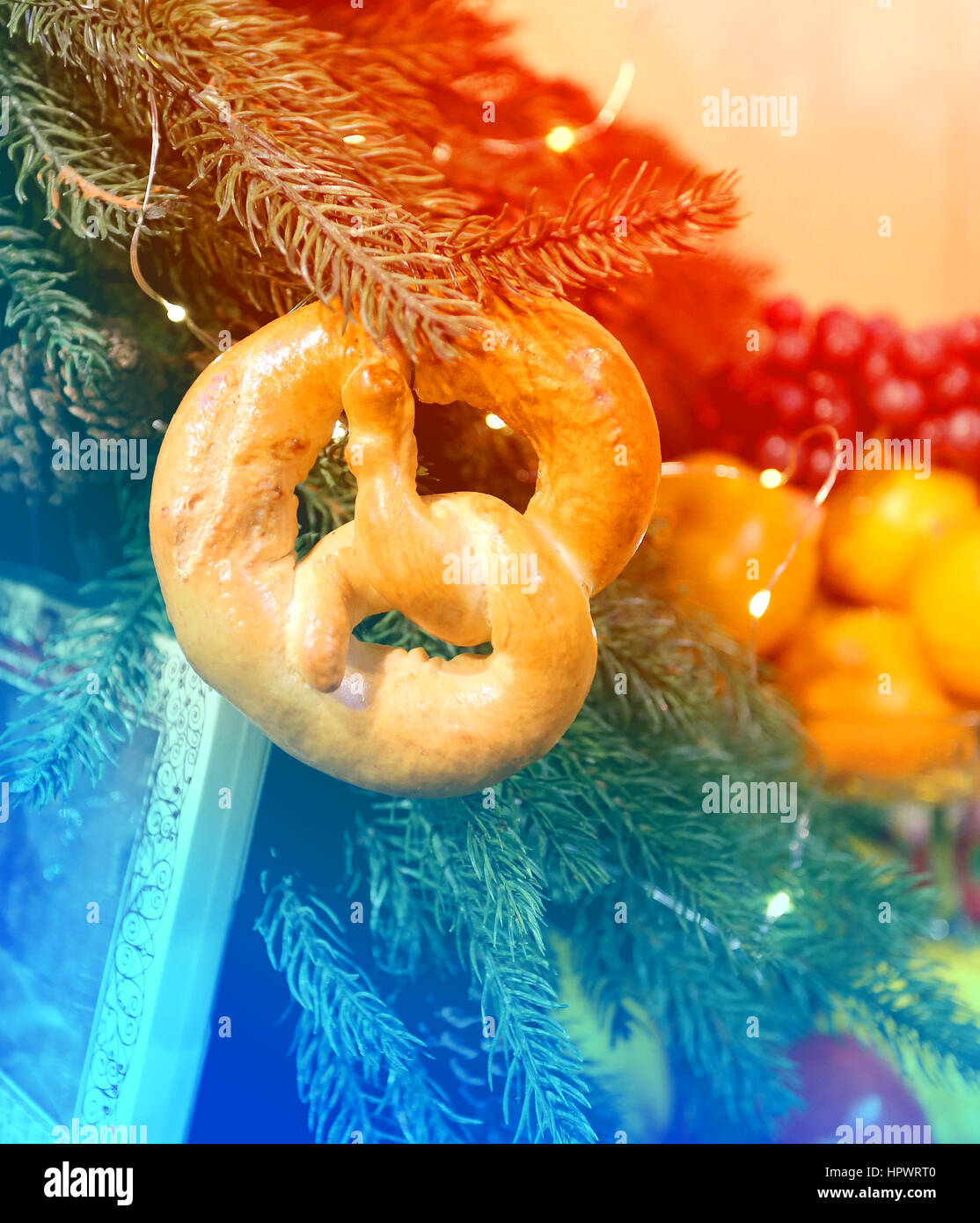 Leckeres Brot wiegt auf einem Weihnachtsbaum Stockfoto