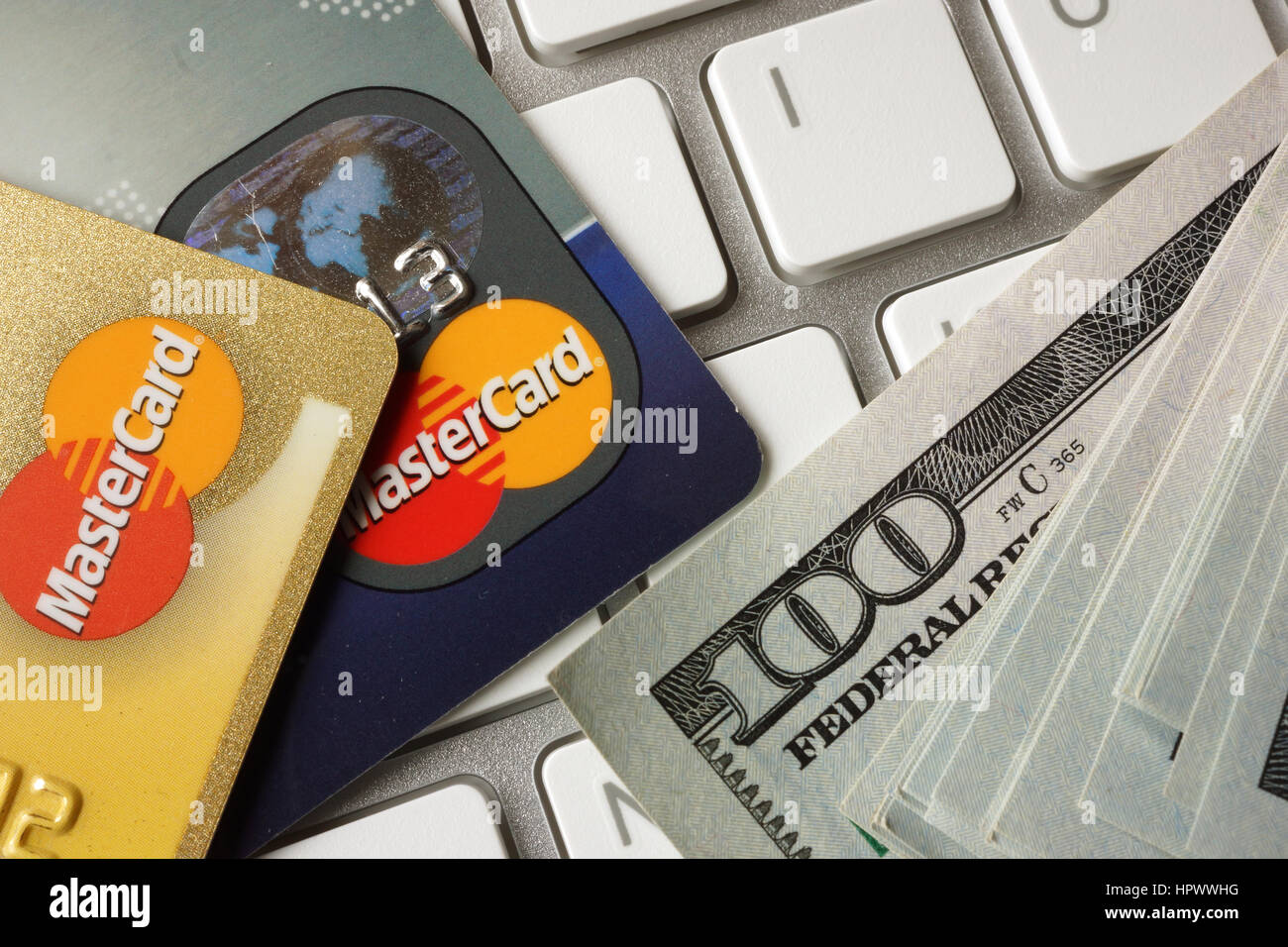 Kiew, UKRAINE - 4. Februar 2017: MasterCard Kreditkarten und Bargeld auf einer Tastatur Stockfoto