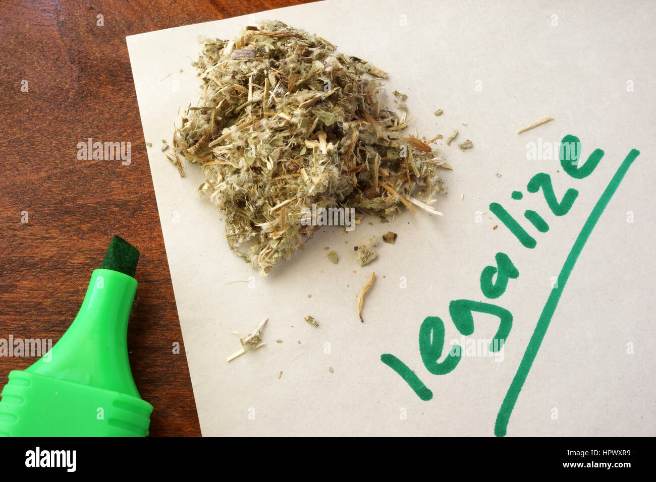 Unkraut auf einem Papier mit Word zu legalisieren. Legalisierung von Marihuana-Konzept. Stockfoto