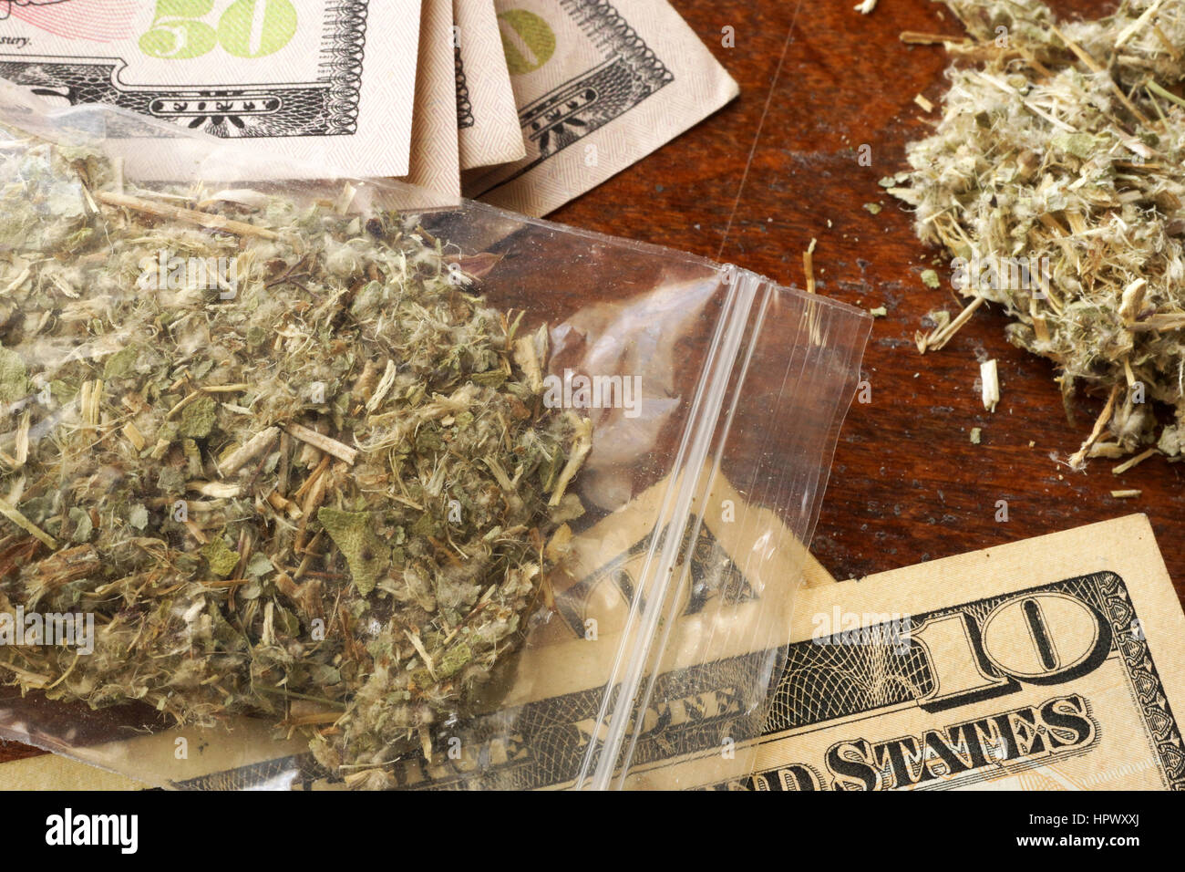 Beutel mit Marihuana oder Unkraut auf US-Dollar. Medikament Handel Konzept. Stockfoto