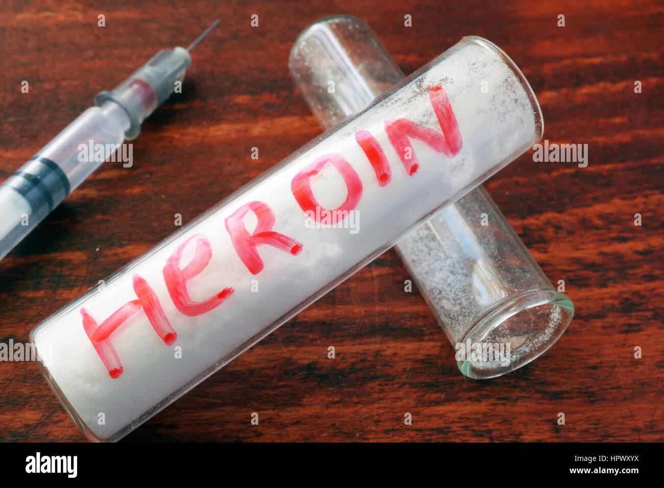 Reagenzglas mit weißem Pulver und Zeichen Heroin. Stockfoto
