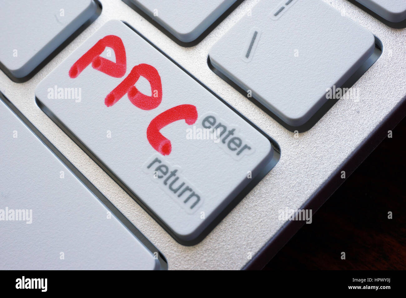 Wort-PPC (Pay-per-Click) auf einer Tastatur geschrieben. Stockfoto