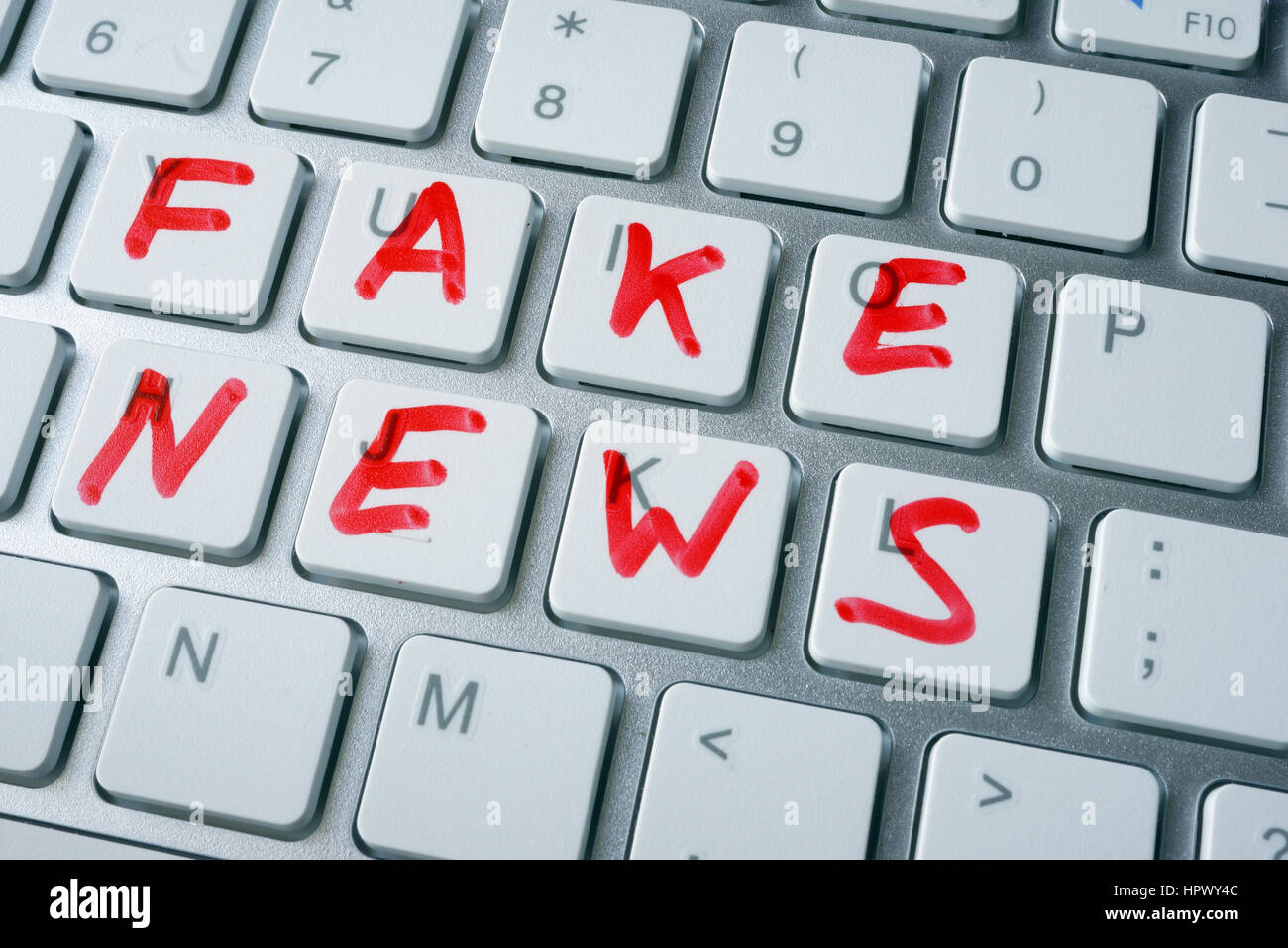 Wörter fake News geschrieben auf einer Tastatur. Stockfoto