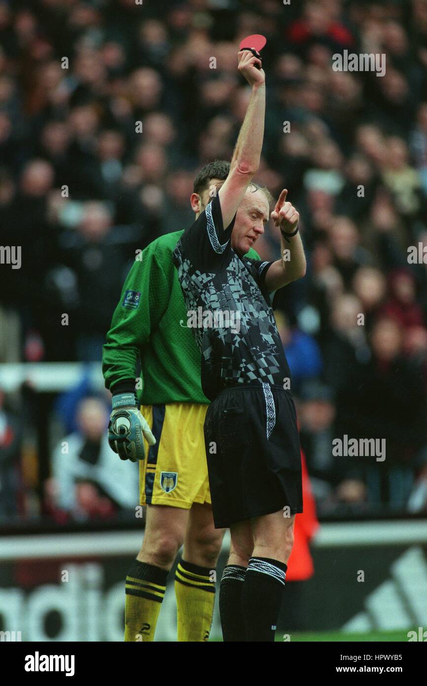 P.WALTON schickt C.EMBERSON FULHAM V COLCHESTER United 28. Dezember 1998 Stockfoto